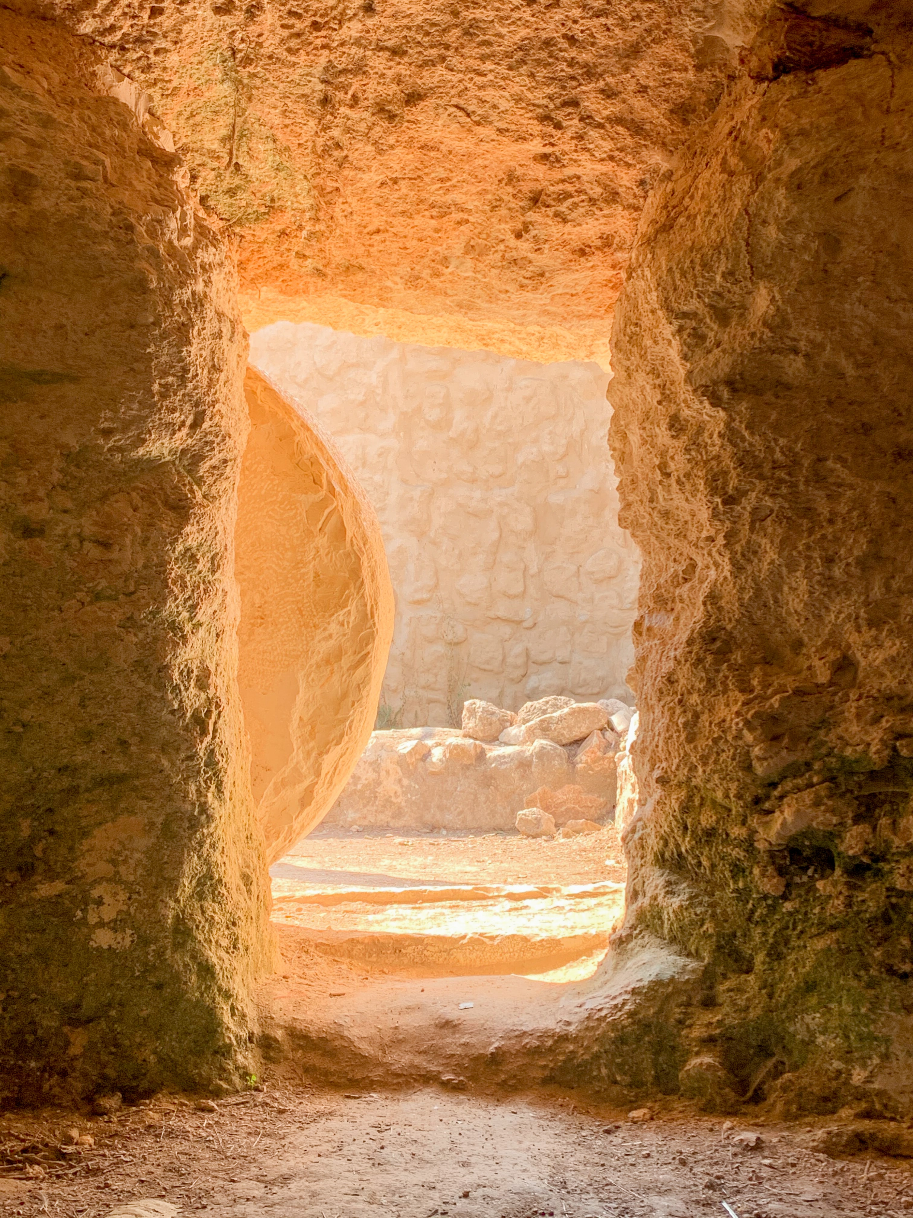 Foto da tumba de Cristo vazia com a pedra posta ao lado da entrada, imagem para o livro sementes 2, capítulo 10, 'Dois tipos de discipulado', escrito por David W. Dyer